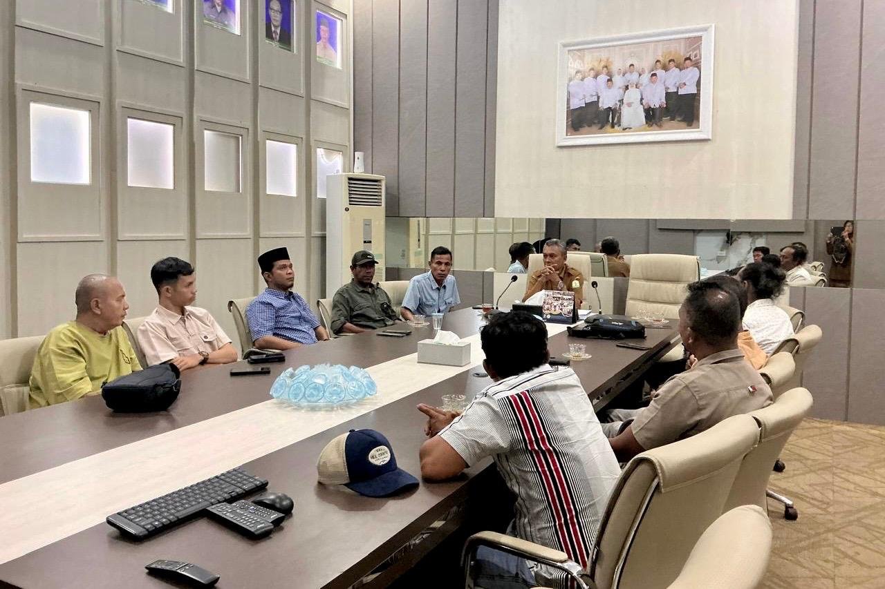 Stafsus Gubernur Aceh Nektu Bahas Progres Pemulihan Lahan Pertanian dengan Plt Kadistanbun