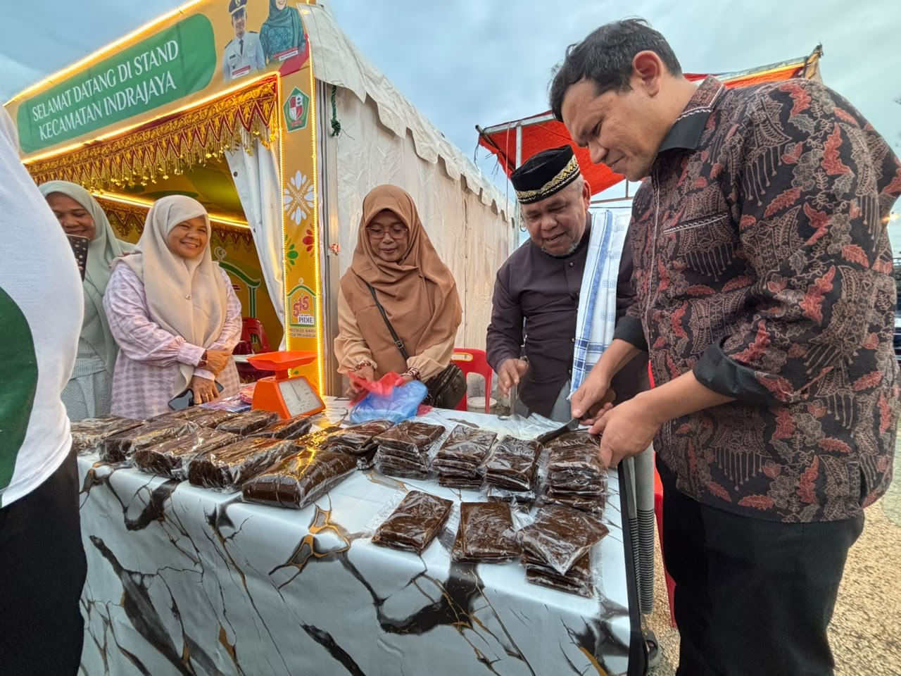 Wagub Aceh ‘Borong’ Produk Lokal Saat Kunjungi Expo UMKM Pidie