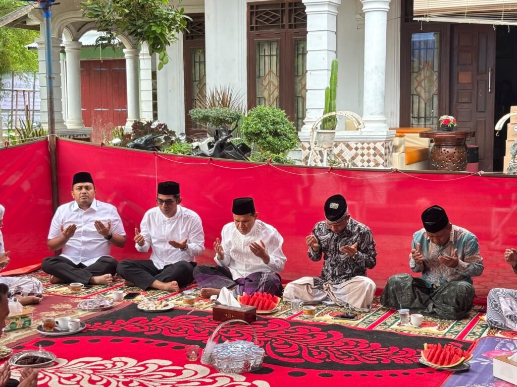 Dek Fadh Sampaikan Belasungkawa, Kunjungi Rumah Duka Ibunda Tgk. Muharuddin