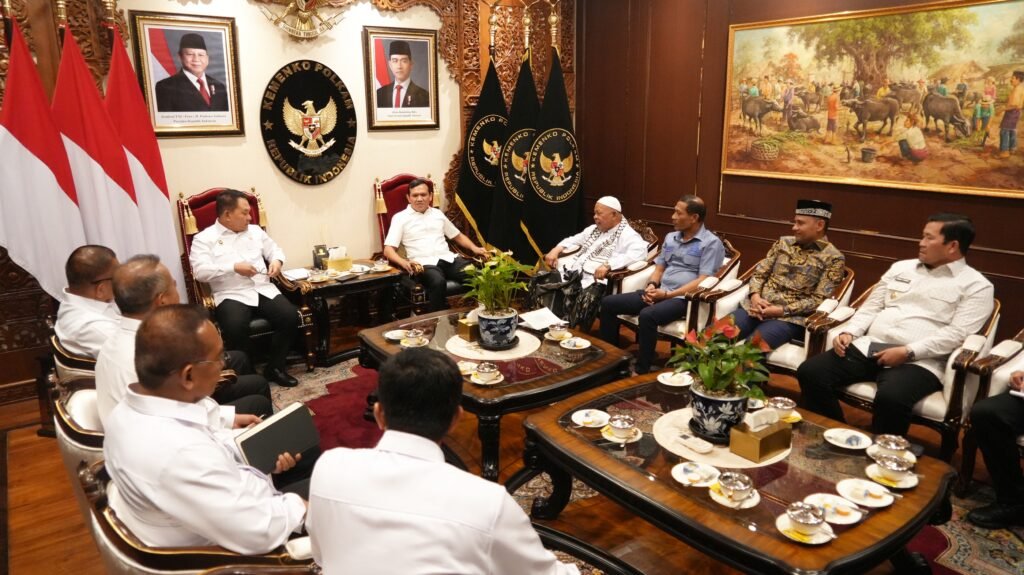 Dek Fadh Bersama Abu Paya Pasie dan Ketua DPRA, Temui Menko Polkam, Perkuat Sinergi untuk Aceh