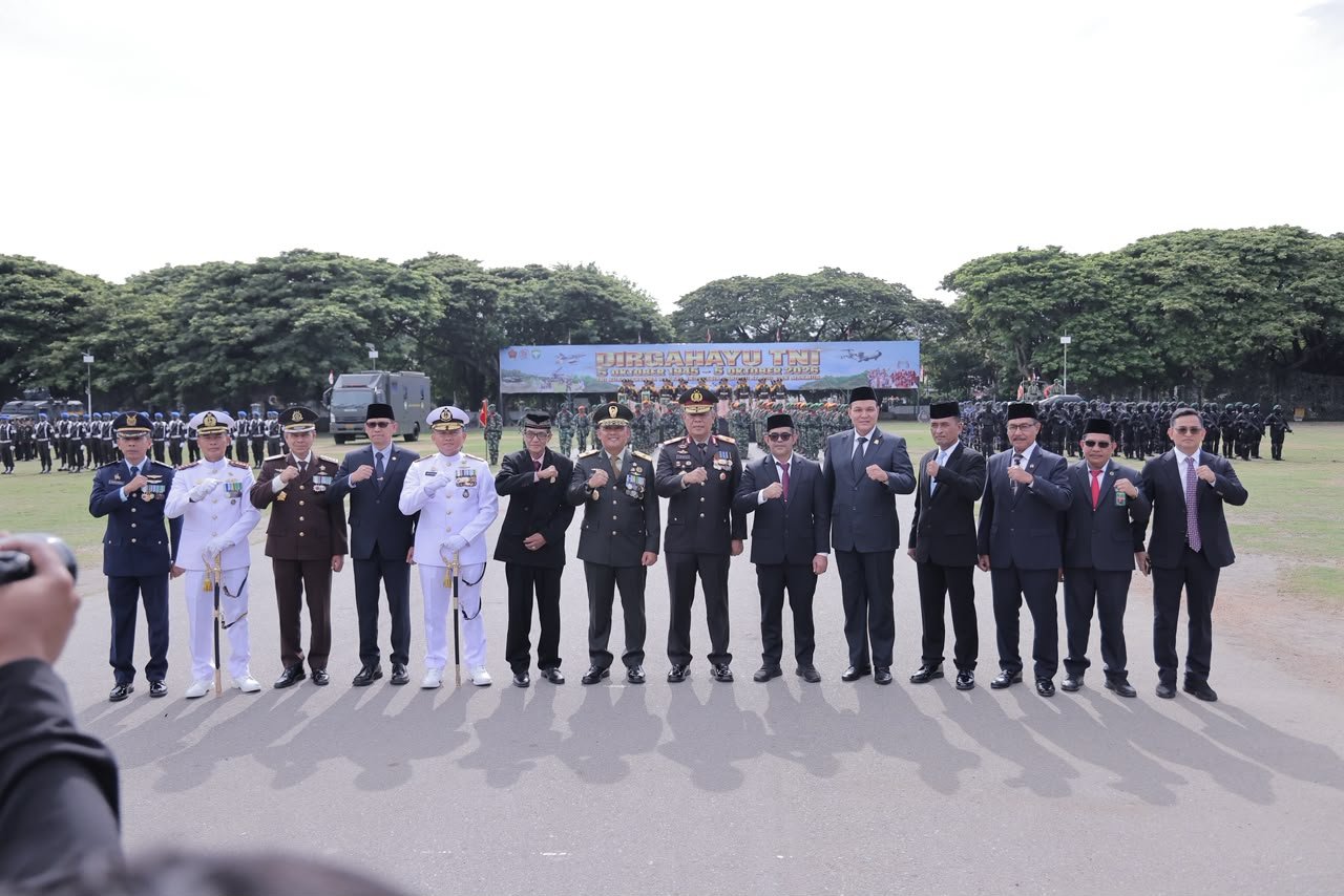 Semarak HUT ke-81 TNI, Plt Sekda Aceh Hadiri Upacara di Banda Aceh